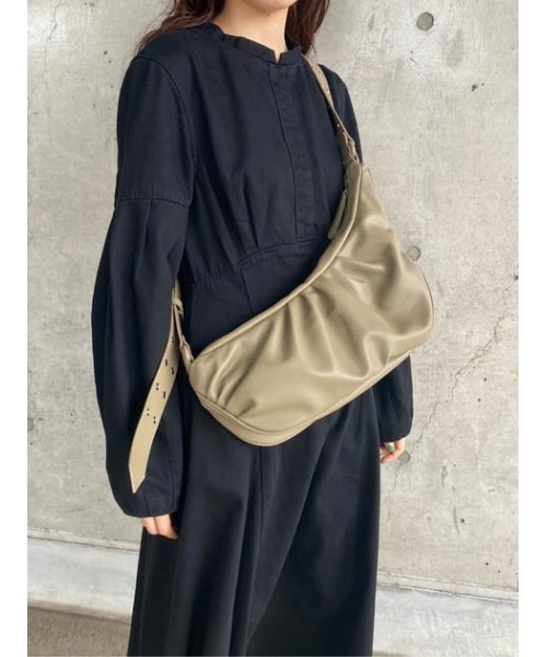 MOUSSY（マウジー）の「ROUND BODY バッグ（ボディバッグ/ウエストポーチ・レディース・ブラック/ライトカーキ・FREE）」の7枚目の写真