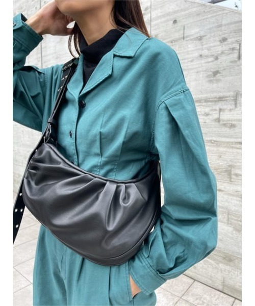 MOUSSY（マウジー）の「ROUND BODY バッグ（ボディバッグ/ウエストポーチ・レディース・ブラック/ライトカーキ・FREE）」の3枚目の写真