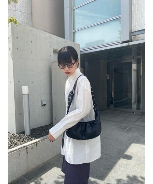 MOUSSY（マウジー）の「ROUND BODY バッグ（ボディバッグ/ウエストポーチ・レディース・ブラック/ライトカーキ・FREE）」の4枚目の写真