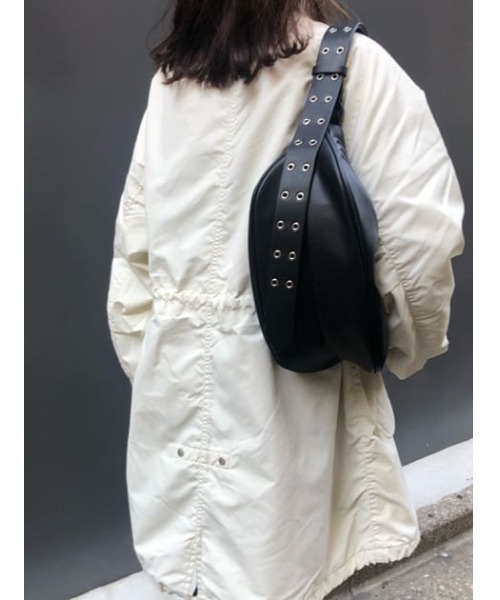 MOUSSY（マウジー）の「ROUND BODY バッグ（ボディバッグ/ウエストポーチ・レディース・ブラック/ライトカーキ・FREE）」の12枚目の写真