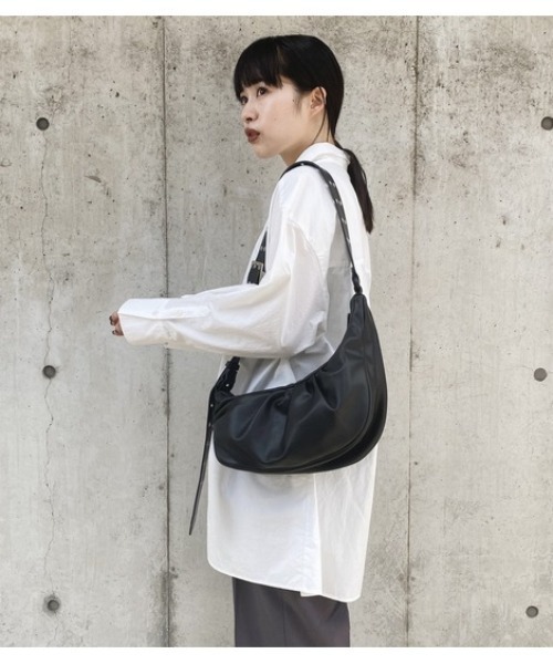 MOUSSY（マウジー）の「ROUND BODY バッグ（ボディバッグ/ウエストポーチ・レディース・ブラック/ライトカーキ・FREE）」の11枚目の写真