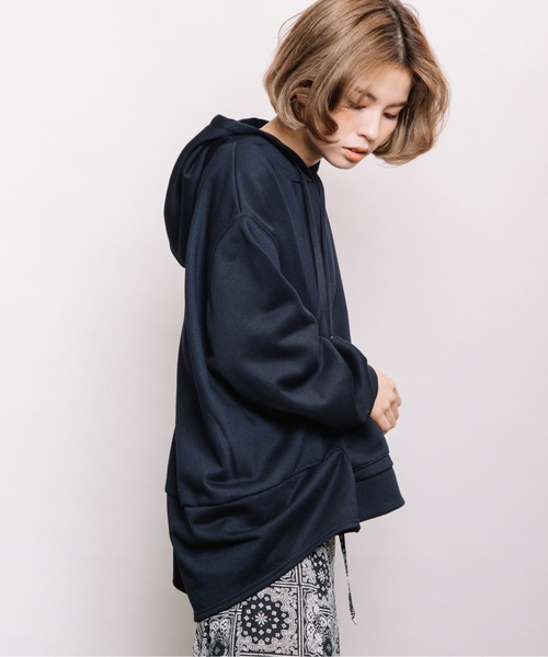 refinedworks（リファインドワークス）の「後ろバルーンパーカー（パーカー・レディース・グリーン/ネイビー/オフホワイト・FREE）」の9枚目の写真