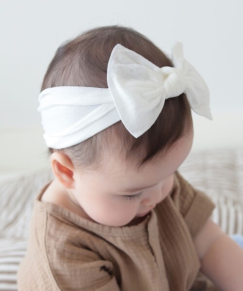 こども ビームス（コドモビームス）の「baby bling / Classic Knot ベビーヘアバンド（ヘアバンド・キッズ・ホワイト/ブラック/ピンク/ケリー/ブラウン系その他2/レッド系その他2/レッド系その他3/レッド系その他4/ネイビー・ONE SIZE）」の2枚目の写真
