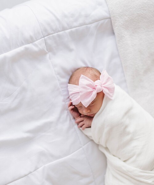 こども ビームス（コドモビームス）の「baby bling / Classic Knot ベビーヘアバンド（ヘアバンド・キッズ・ホワイト/ブラック/ピンク/ケリー/ブラウン系その他2/レッド系その他2/レッド系その他3/レッド系その他4/ネイビー・ONE SIZE）」の11枚目の写真