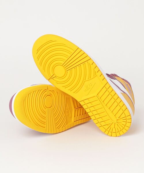 JORDAN BRAND(ジョーダンブランド)の「AIR JORDAN 1 RETRO HIGH OG 555088-706(スニーカー・メンズ・イエロー系その他・27.0cm/25.5cm/26.5cm/27.5cm/25.0cm/26.0cm/28.5cm/29.0cm/28.0cm)」の3枚目の写真