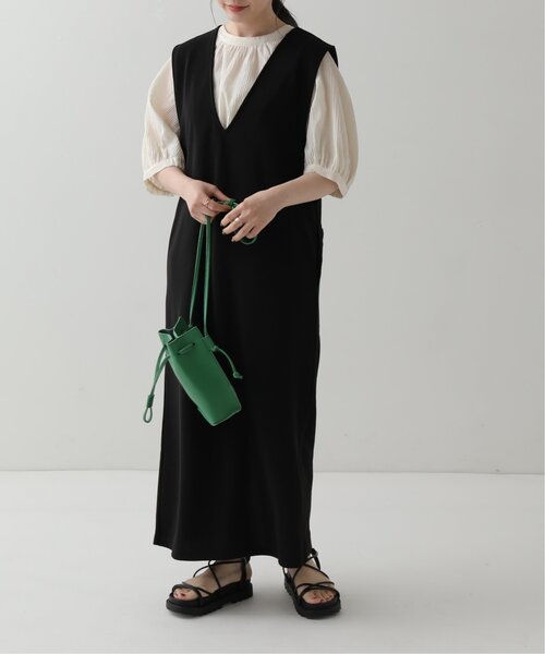 RAY CASSIN（レイカズン）の「深Vジャンスカ×パフスリーブブラウスセット（ジャンパースカート・レディース・ブラック/キナリ・FREE）」の2枚目の写真