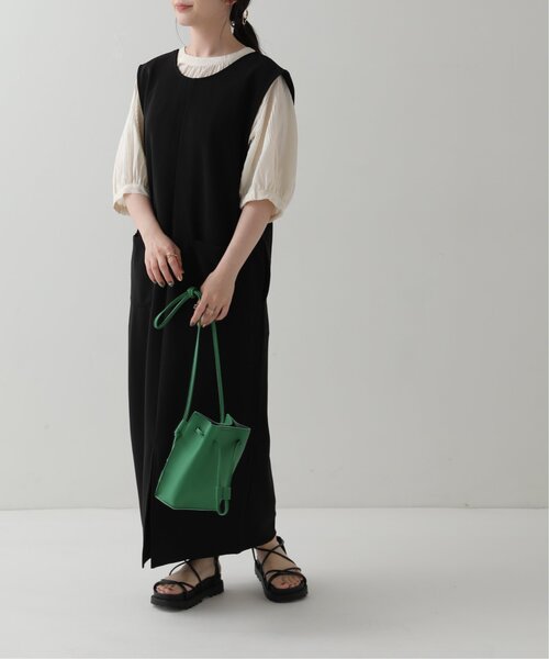 RAY CASSIN（レイカズン）の「深Vジャンスカ×パフスリーブブラウスセット（ジャンパースカート・レディース・ブラック/キナリ・FREE）」の3枚目の写真