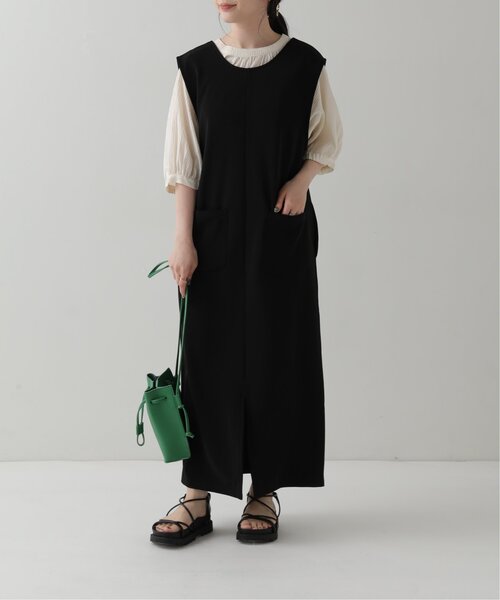 RAY CASSIN（レイカズン）の「深Vジャンスカ×パフスリーブブラウスセット（ジャンパースカート・レディース・ブラック/キナリ・FREE）」の4枚目の写真