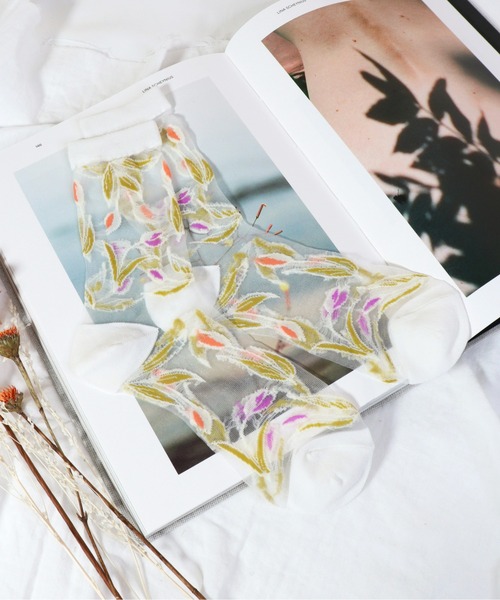 emesuelee（エメスーリー）の「バリエーションシースルーsocks フェミニン 花柄 可愛い（ソックス/靴下・レディース・ブルー系1/グレー/ホワイト系2/ホワイト系6/ホワイト/ブラック系2/レッド系1/スカイブルー/ブラウン/ブルー/イエロー/ホワイト系4/ホワイト系7/ホワイト系3/ベージュ系1/グリーン/ブラック/パープル/ホワイト系5/ホワイト系1/ピンク系1/ブラック系1/ライトブルー/ホワイト系8/ベージュ/アイボリー/オレンジ・フリー）」の4枚目の写真