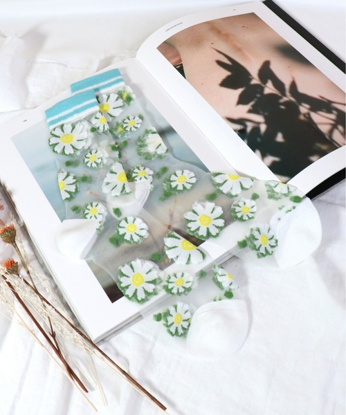 emesuelee（エメスーリー）の「バリエーションシースルーsocks フェミニン 花柄 可愛い（ソックス/靴下・レディース・ブルー系1/グレー/ホワイト系2/ホワイト系6/ホワイト/ブラック系2/レッド系1/スカイブルー/ブラウン/ブルー/イエロー/ホワイト系4/ホワイト系7/ホワイト系3/ベージュ系1/グリーン/ブラック/パープル/ホワイト系5/ホワイト系1/ピンク系1/ブラック系1/ライトブルー/ホワイト系8/ベージュ/アイボリー/オレンジ・フリー）」の5枚目の写真