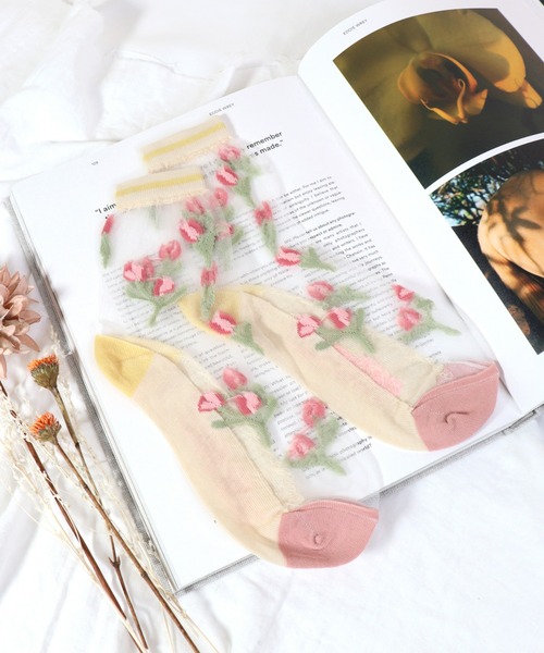 emesuelee（エメスーリー）の「バリエーションシースルーsocks フェミニン 花柄 可愛い（ソックス/靴下・レディース・ブルー系1/グレー/ホワイト系2/ホワイト系6/ホワイト/ブラック系2/レッド系1/スカイブルー/ブラウン/ブルー/イエロー/ホワイト系4/ホワイト系7/ホワイト系3/ベージュ系1/グリーン/ブラック/パープル/ホワイト系5/ホワイト系1/ピンク系1/ブラック系1/ライトブルー/ホワイト系8/ベージュ/アイボリー/オレンジ・フリー）」の6枚目の写真