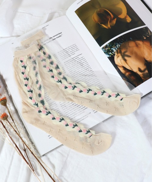 emesuelee（エメスーリー）の「バリエーションシースルーsocks フェミニン 花柄 可愛い（ソックス/靴下・レディース・ブルー系1/グレー/ホワイト系2/ホワイト系6/ホワイト/ブラック系2/レッド系1/スカイブルー/ブラウン/ブルー/イエロー/ホワイト系4/ホワイト系7/ホワイト系3/ベージュ系1/グリーン/ブラック/パープル/ホワイト系5/ホワイト系1/ピンク系1/ブラック系1/ライトブルー/ホワイト系8/ベージュ/アイボリー/オレンジ・フリー）」の7枚目の写真