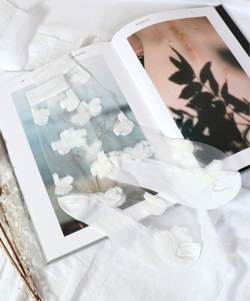 emesuelee（エメスーリー）の「バリエーションシースルーsocks フェミニン 花柄 可愛い（ソックス/靴下・レディース・ブルー系1/グレー/ホワイト系2/ホワイト系6/ホワイト/ブラック系2/レッド系1/スカイブルー/ブラウン/ブルー/イエロー/ホワイト系4/ホワイト系7/ホワイト系3/ベージュ系1/グリーン/ブラック/パープル/ホワイト系5/ホワイト系1/ピンク系1/ブラック系1/ライトブルー/ホワイト系8/ベージュ/アイボリー/オレンジ・フリー）」の11枚目の写真