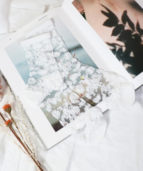 emesuelee（エメスーリー）の「バリエーションシースルーsocks フェミニン 花柄 可愛い（ソックス/靴下・レディース・ブルー系1/グレー/ホワイト系2/ホワイト系6/ホワイト/ブラック系2/レッド系1/スカイブルー/ブラウン/ブルー/イエロー/ホワイト系4/ホワイト系7/ホワイト系3/ベージュ系1/グリーン/ブラック/パープル/ホワイト系5/ホワイト系1/ピンク系1/ブラック系1/ライトブルー/ホワイト系8/ベージュ/アイボリー/オレンジ・フリー）」の2枚目の写真