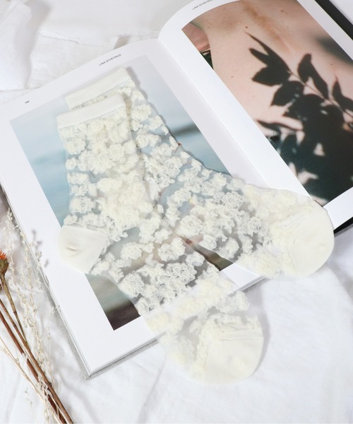 emesuelee（エメスーリー）の「バリエーションシースルーsocks フェミニン 花柄 可愛い（ソックス/靴下・レディース・ブルー系1/グレー/ホワイト系2/ホワイト系6/ホワイト/ブラック系2/レッド系1/スカイブルー/ブラウン/ブルー/イエロー/ホワイト系4/ホワイト系7/ホワイト系3/ベージュ系1/グリーン/ブラック/パープル/ホワイト系5/ホワイト系1/ピンク系1/ブラック系1/ライトブルー/ホワイト系8/ベージュ/アイボリー/オレンジ・フリー）」の3枚目の写真