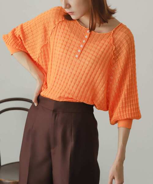 SENSE OF PLACE by URBAN RESEARCH（センスオブプレイスバイアーバンリサーチ）の「2WAYシアーセーター(5分袖)（ニット/セーター・レディース・ブラック/オレンジ/ブルー/グリーン・ONE）」の4枚目の写真