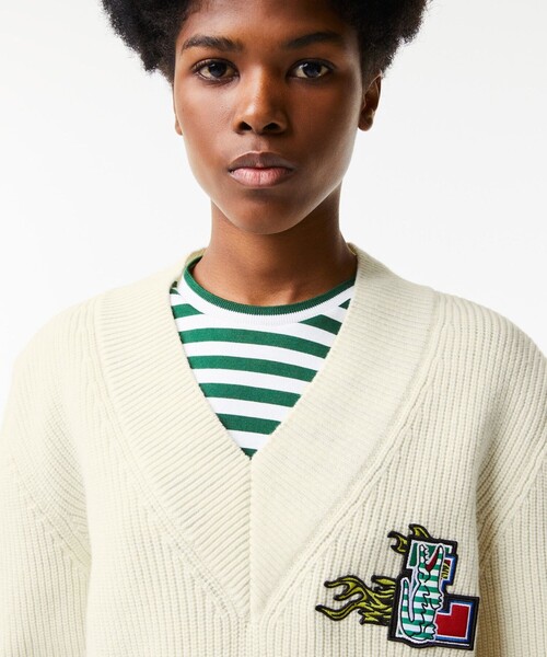 LACOSTE(ラコステ)の「シーズナルワッペンVネックニットセーター(ニット/セーター・レディース・ホワイト/グリーン・40/38/36/34)」の4枚目の写真