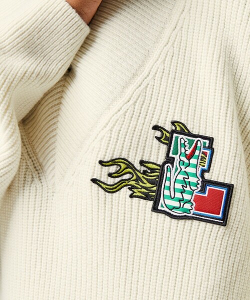 LACOSTE(ラコステ)の「シーズナルワッペンVネックニットセーター(ニット/セーター・レディース・ホワイト/グリーン・40/38/36/34)」の8枚目の写真