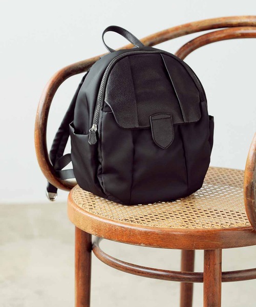 IEDIT（イディット）の「ＩＥＤＩＴ　本革遣いの上品ミニリュック〈ブラック〉（バックパック/リュック・レディース・ブラック・ONE SIZE）」の3枚目の写真