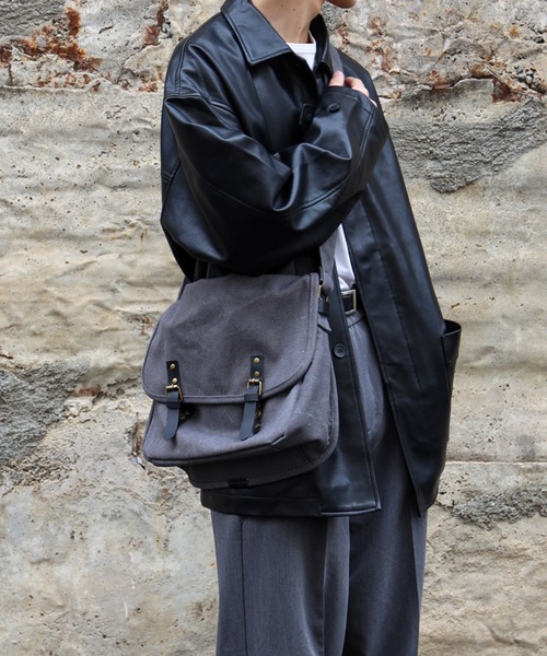 SPINNS（スピンズ）の「コットンショルダーフラップバック（ショルダーバッグ・メンズ・グレー/ブラック/カーキ/ブラウン・ONESIZE）」の2枚目の写真