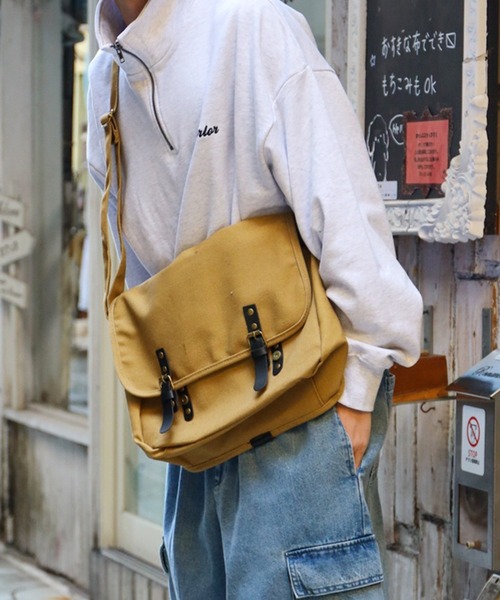 SPINNS（スピンズ）の「コットンショルダーフラップバック（ショルダーバッグ・メンズ・グレー/ブラック/カーキ/ブラウン・ONESIZE）」の4枚目の写真