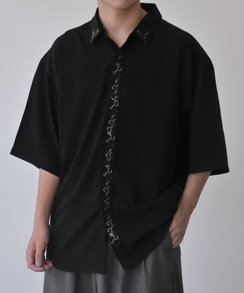 NILWAY(ニルウェイ)の「アソートフラワー刺繍シャツ(シャツ/ブラウス・メンズ・ブラック/ホワイト系/ブラック系/ホワイト・LARGE/MEDIUM)」の4枚目の写真