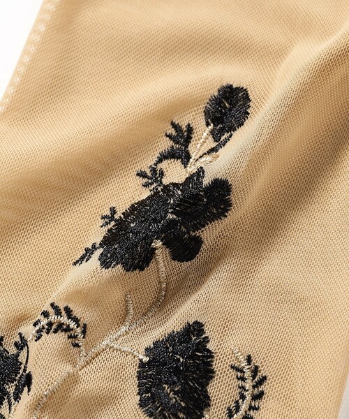 Ray BEAMS(レイビームス)の「RBS / チュール アーム シシュウ Tシャツ(Tシャツ/カットソー・レディース・ベージュ/ブラック・ONE SIZE)」の18枚目の写真