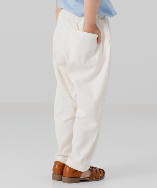 chil2（チルツー）の「ワイドシルエット ストレッチパンツ（その他パンツ・キッズ・グレー/ライトブルー/ネイビー/ベージュ/カーキ/ブルー/ブラック/ミント/マスタード/ホワイト/ワインレッド・110cm/130cm/150cm/80ｃｍ/100cm/90cm/140cm/120cm）」の15枚目の写真