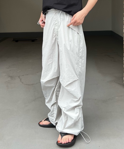 shesame(シーセム)の「膝タック入りナイロンパンツ(その他パンツ・レディース・ブラック/グレー/ネイビー・MEDIUM/LARGE)」の3枚目の写真