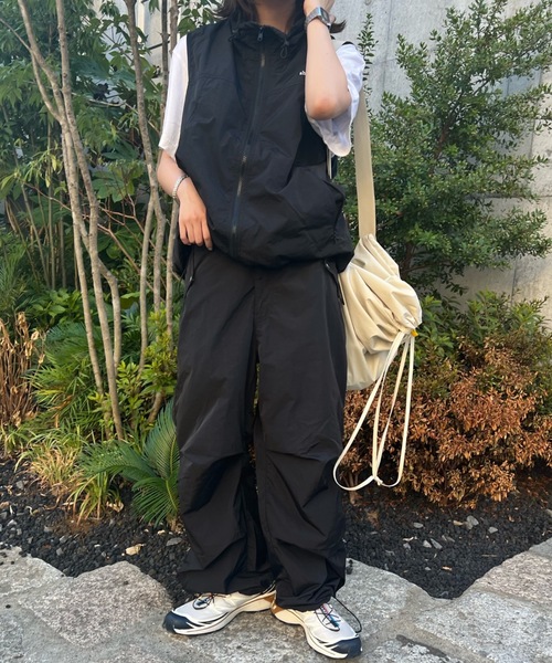 shesame(シーセム)の「膝タック入りナイロンパンツ(その他パンツ・レディース・ブラック/グレー/ネイビー・MEDIUM/LARGE)」の2枚目の写真