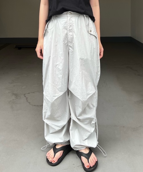 shesame(シーセム)の「膝タック入りナイロンパンツ(その他パンツ・レディース・ブラック/グレー/ネイビー・MEDIUM/LARGE)」の8枚目の写真