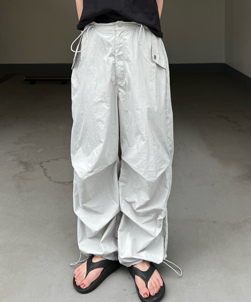 shesame(シーセム)の「膝タック入りナイロンパンツ(その他パンツ・レディース・ブラック/グレー/ネイビー・MEDIUM/LARGE)」の9枚目の写真
