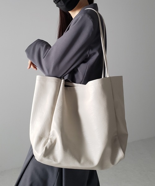 me+em select(ミームセレクト)の「【 ミニポーチ付き 】フェイクレザーシンプルビッグトートバッグ(トートバッグ・レディース・ブラック/アイボリー・FREE)」の10枚目の写真