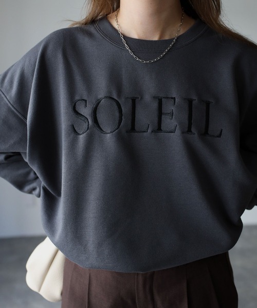 Riberry(リベリー)の「SOLEIL刺繍トレーナー(スウェット・レディース・チャコールグレー/ブラック/オートミール/グリーン系・FREE)」の7枚目の写真