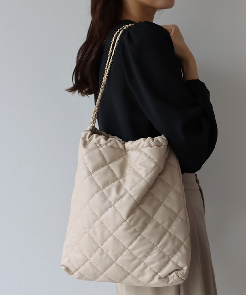 BLUEEAST（ブルーイースト）の「チェーンハンドルキルティングトートバッグ（トートバッグ・レディース・ブラック/ベージュ・FREE）」の8枚目の写真