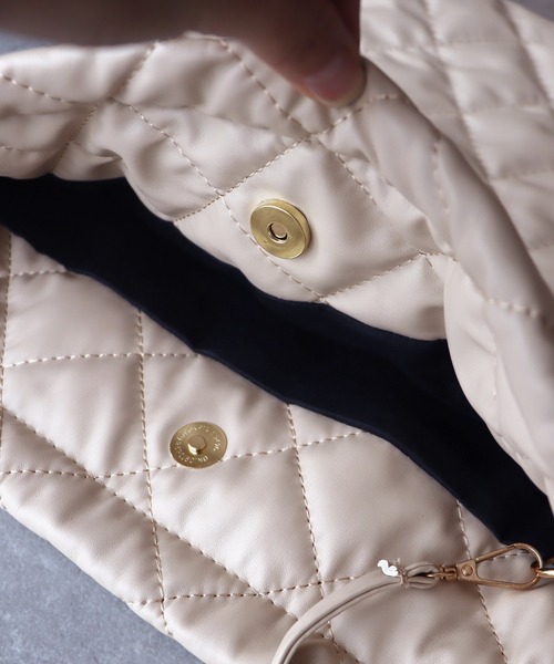 BLUEEAST（ブルーイースト）の「チェーンハンドルキルティングトートバッグ（トートバッグ・レディース・ブラック/ベージュ・FREE）」の14枚目の写真