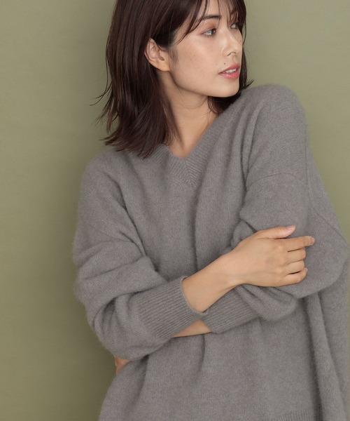 Elura(エルーラ)の「フォックス混Vネックニット(ニット/セーター・レディース・レッド系その他6/ブルー系その他5/チャコールグレー・FREE)」の11枚目の写真