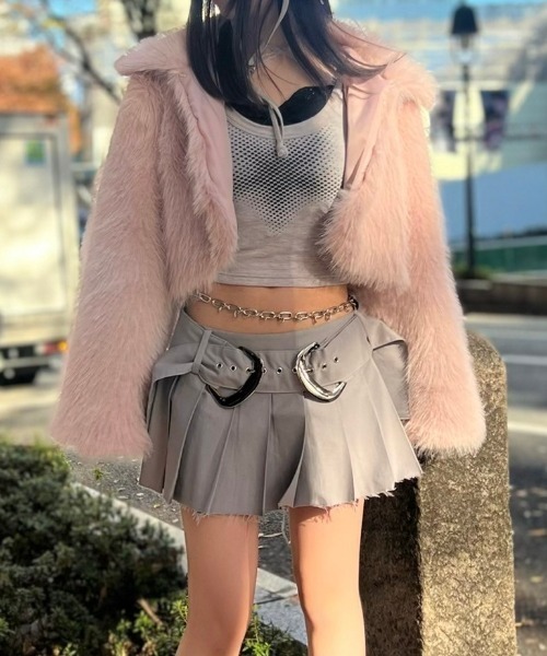 XU(エックスユー)の「【Never mind the XU】cropped fur jacket / 【ネバーマインド ザ エックスユー】クロップドファー長袖ジャケット(その他アウター・レディース・ピンク/グレー/ブラック/ホワイト・ONE SIZE)」の13枚目の写真