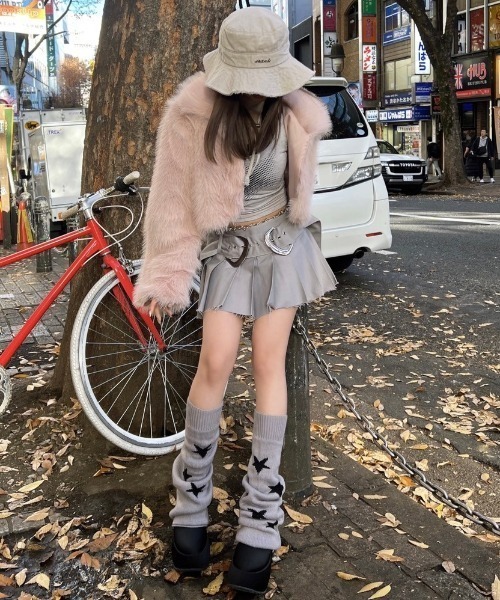 XU(エックスユー)の「【Never mind the XU】cropped fur jacket / 【ネバーマインド ザ エックスユー】クロップドファー長袖ジャケット(その他アウター・レディース・ピンク/グレー/ブラック/ホワイト・ONE SIZE)」の9枚目の写真
