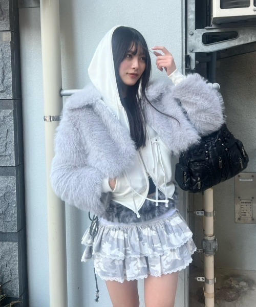 XU(エックスユー)の「【Never mind the XU】cropped fur jacket / 【ネバーマインド ザ エックスユー】クロップドファー長袖ジャケット(その他アウター・レディース・ピンク/グレー/ブラック/ホワイト・ONE SIZE)」の17枚目の写真