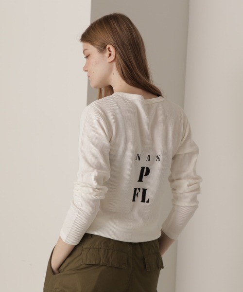 AVIREX（アヴィレックス）の「WAFFLE STENCIL PRINT T-SHIRT/ワッフルステンシルプリントティーシャツ（Tシャツ/カットソー・レディース・ホワイト/ブラック/オリーブ・MEDIUM/SMALL）」の2枚目の写真