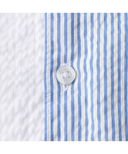 TOMMY HILFIGER（トミーヒルフィガー）の「BOYS シアサッカーストライプミックスシャツ（シャツ/ブラウス・キッズ・ブルー・160cm/150cm/140cm/130cm）」の3枚目の写真