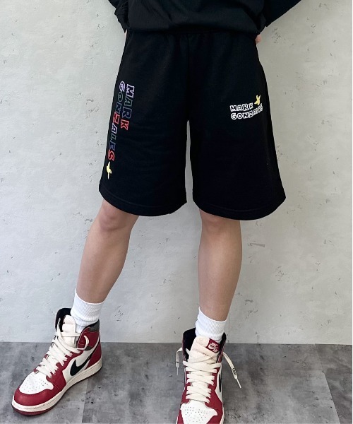Mark Gonzales(マーク・ゴンザレス)の「MARK GONZALES ART WORK/マークゴンザレス【web限定】マルチカラーロゴスウェットショーツ(スウェットパンツ・メンズ・ブラック/グレー・X-LARGE/LARGE/MEDIUM)」の1枚目の写真
