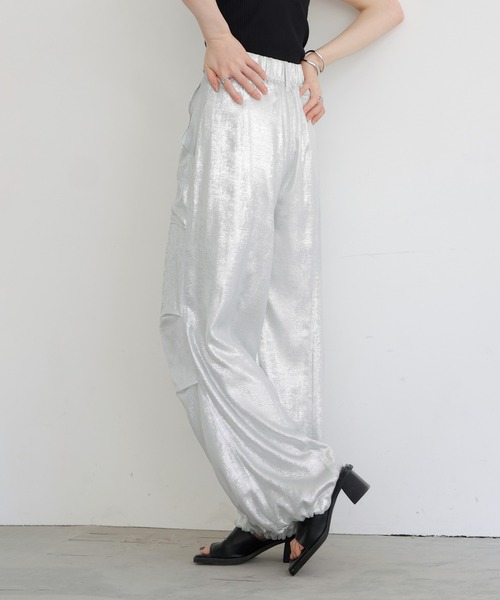 LIAN（リアン）の「メタリックカーゴパンツ（カーゴパンツ・レディース・ブラック/オフホワイト/チャコールグレー・FREE）」の2枚目の写真