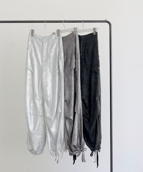 LIAN（リアン）の「メタリックカーゴパンツ（カーゴパンツ・レディース・ブラック/オフホワイト/チャコールグレー・FREE）」の11枚目の写真