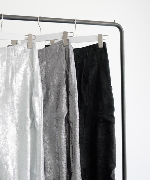 LIAN（リアン）の「メタリックカーゴパンツ（カーゴパンツ・レディース・ブラック/オフホワイト/チャコールグレー・FREE）」の4枚目の写真