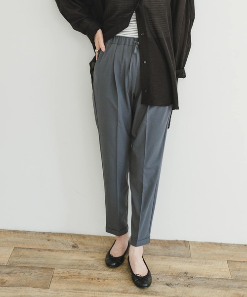 ITEMS URBANRESEARCH（アイテムズ アーバンリサーチ）の「テーパードイージーパンツ（その他パンツ・レディース・チャコールグレー/ライトカーキ/ブラック・FREE）」の4枚目の写真