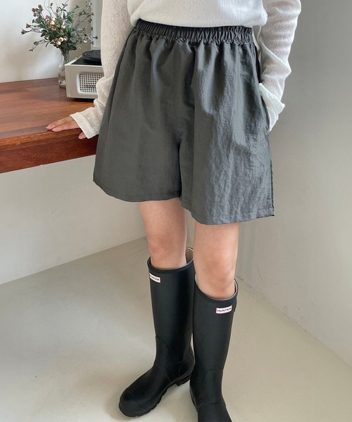 HEILIS(ヘイリス)の「ナイロンショートパンツ / ブラック グレー チャコール ノームコア カジュアル シンプル 無地 ハーフ パンツ 夏服 春服 秋服 フェス アウトドア キャンプ ランニング 撥水 軽量 韓国 ウエストゴム フリーサイズ ショートパンツ 膝上 ボトムス ナイロン スポーツ(その他パンツ・レディース・ブラック/チャコールグレー・FREE)」の11枚目の写真