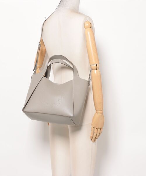 STELLA McCARTNEY(ステラマッカートニー)の「Stella Logo Grainy Alter Mat Crossbody Bag / ステラ ロゴ グレイン オルターマット クロスボディバッグ(トートバッグ・レディース・ベージュ・ONE SIZE)」の4枚目の写真
