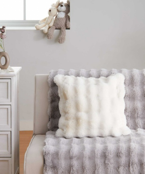 iellio（イエリオ）の「ぽこぽこボリュームファー　クッションカバー（クッション/クッションカバー・レディース・グレー/アイボリー/ベージュ・FREE）」の2枚目の写真